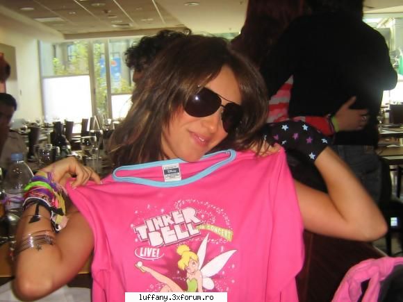 Despre ANAHI - ati observat ca lu anahi ii place tinker bell e - Annie